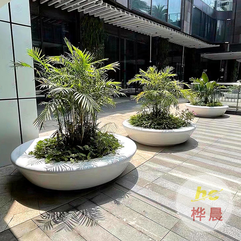 仿木玻璃鋼花箱種上綠植讓湖南邵陽(yáng)商場(chǎng)春意盎然