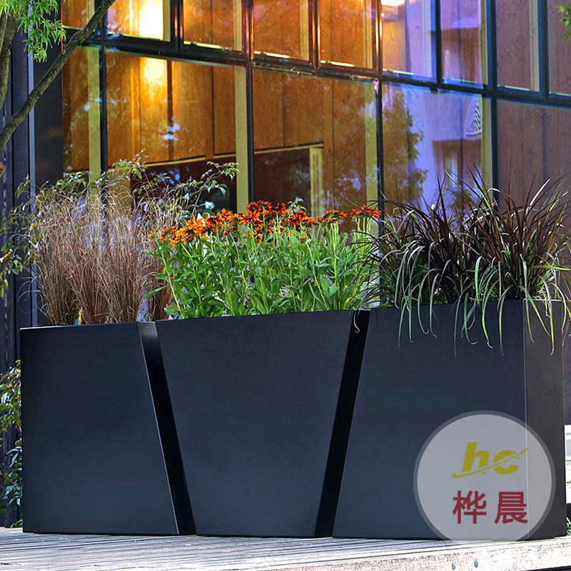 甘肅蘭州商業(yè)廣場(chǎng)裝飾創(chuàng)意玻璃鋼花盆美陳休閑椅